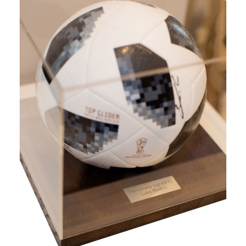 Футбольный мяч с автографом Луки Модрича