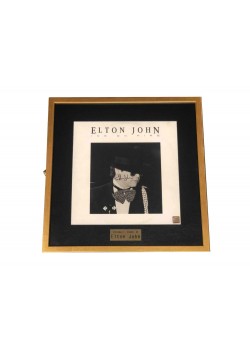 Пластинка с автографом Элтона Джона