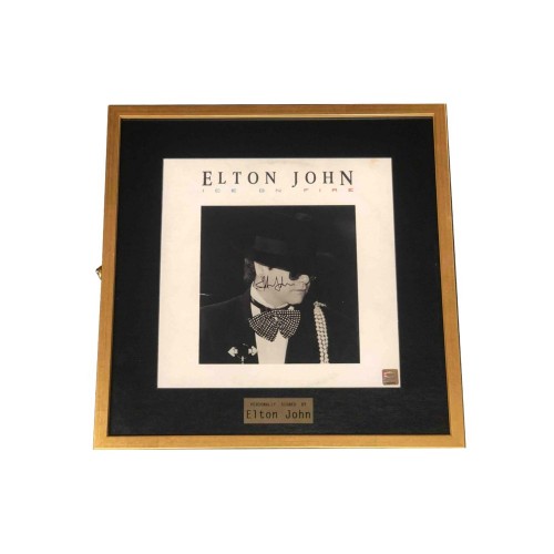 Пластинка с автографом Элтона Джона
